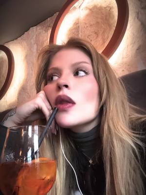 A post by @luisasonza on TikTok caption: escutando essa pensando que daqui pouco mais de um mês entro de novo em camping estúdio por meses seguidos pra sair com um álbum novo, eu amo tanto escrever e produzir um álbum, é onde ponho tudo que sei e descubro o que eu quero saber…