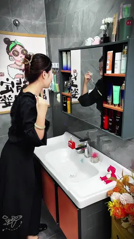 A post by @zhanghhh09 on TikTok caption: 家里的洗脸池可以换上这种#弹跳下水器，可以阻拦各种异物和毛发，还可以防臭防虫，方便又实用#卫生间好物 #弹跳芯#居家好物#fyp 