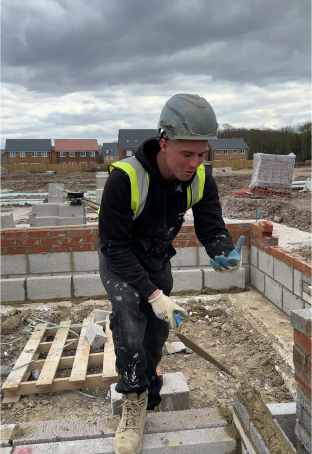 A post by @trenchkidbricklaying on TikTok caption: #apprenticelife #bricktok 