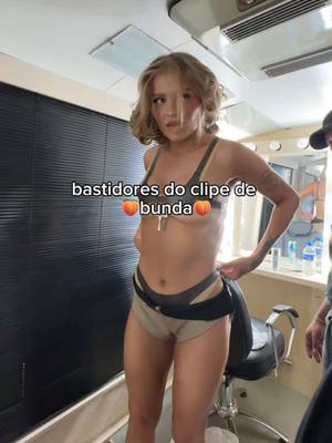 A post by @luisasonza on TikTok caption: bts bunda 🍑 @emilia 🍑  #fy #bunda 