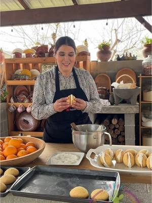 A post by @anaraquelhz on TikTok caption: Pan de naranja relleno y nieve de naranja del último corte de mi árbol de naranjas (video completo en mi canal de YouTube)#parati #fyp #pandenaranja #cocinandoconraquel 