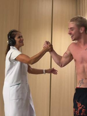 A post by @juliano on TikTok caption: Quando acabou a massagem a Dra. Adriana pediu se a gente podia gravar um vídeo dançando e eu achei ela uma pop star