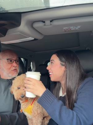 A post by @leal_stephany on TikTok caption: No quería nada y terminé con 2 bebidas. Que ofertón! #comedia #hija #papá #broma #humor 