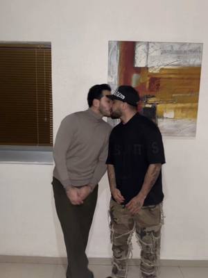 A post by @edwinmendozza on TikTok caption: ME BESE CON MI MEJOR AMIGO🧍🏽 #filmora #madewithfilmora #filmora14 