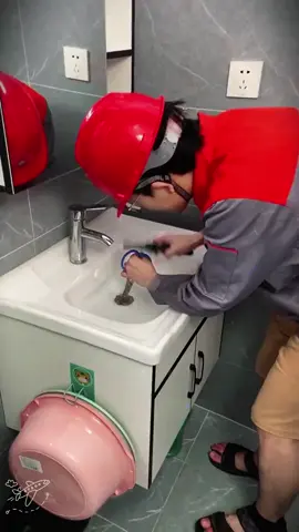 A post by @zhanghhh09 on TikTok caption: 家里的洗脸池可以换上这种#弹跳下水器，可以阻拦各种异物和毛发，还可以防臭防虫，方便又实用#卫生间好物 #弹跳芯#居家好物#弹跳芯 