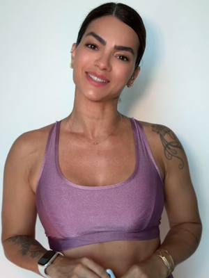 A post by @originalkellykey on TikTok caption: Um look novo ou um tênis é capaz de renovar o ânimo para treinar, e fica ainda melhor com até 80% OFF!  No Aniversário de 25 anos da @Netshoes , você encontra descontos imperdíveis para dar aquele upgrade no seu treino. E tem mais: ao baixar o app, você desbloqueia cupons exclusivos! Não perde tempo!  Baixe o app e garanta os melhores preços! #netshoes #aniversarionetshoes #geracaon 