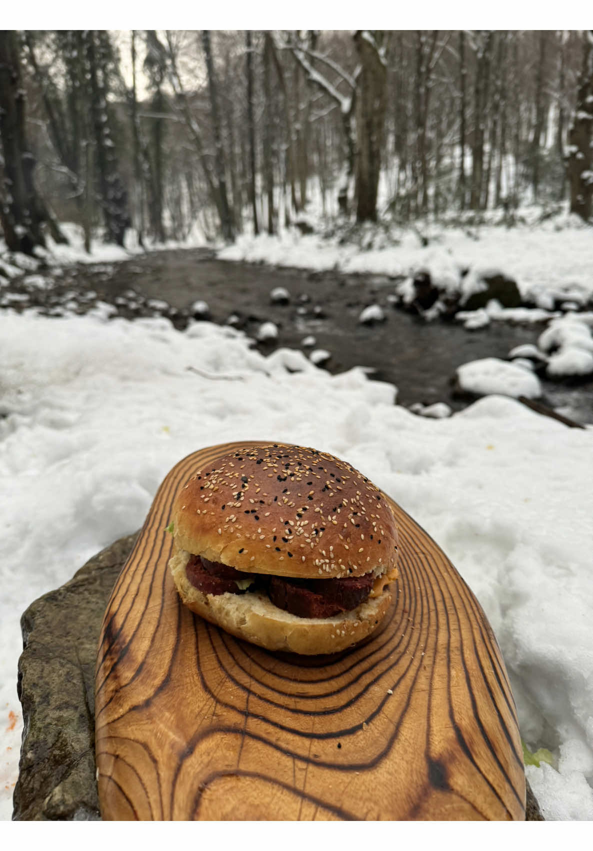 A post by @karadenizli.maceraci on TikTok caption: Karda Sucuklu Hamburger 🍔 ❄️ Sausage burger in the snow  ❄️ #outdoorcooking #wintercamping #nature #asmrcooking #asmr #asmrvideo #survival #foodvideo #yummyfood #cookingvideo #adventure #camping 