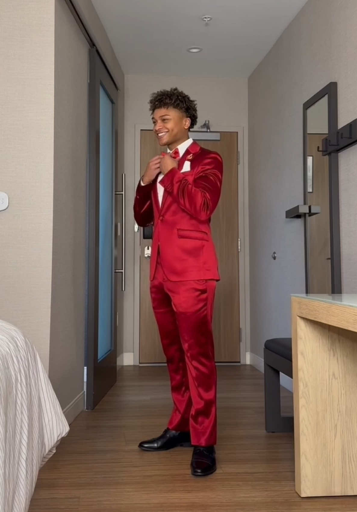 A post by @andreswilley on TikTok caption: GRWM for the #SnowWhite movie premiere with @Disney 🍎😎😂 #moviepremiere @suitfellas1 