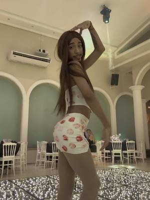 A post by @euviomar on TikTok caption: FUI VESTIDO DE NATHALIA VALENTE PRA FESTA DELA KSKSKSKSKS @Nathalia #euviomar #comedia 