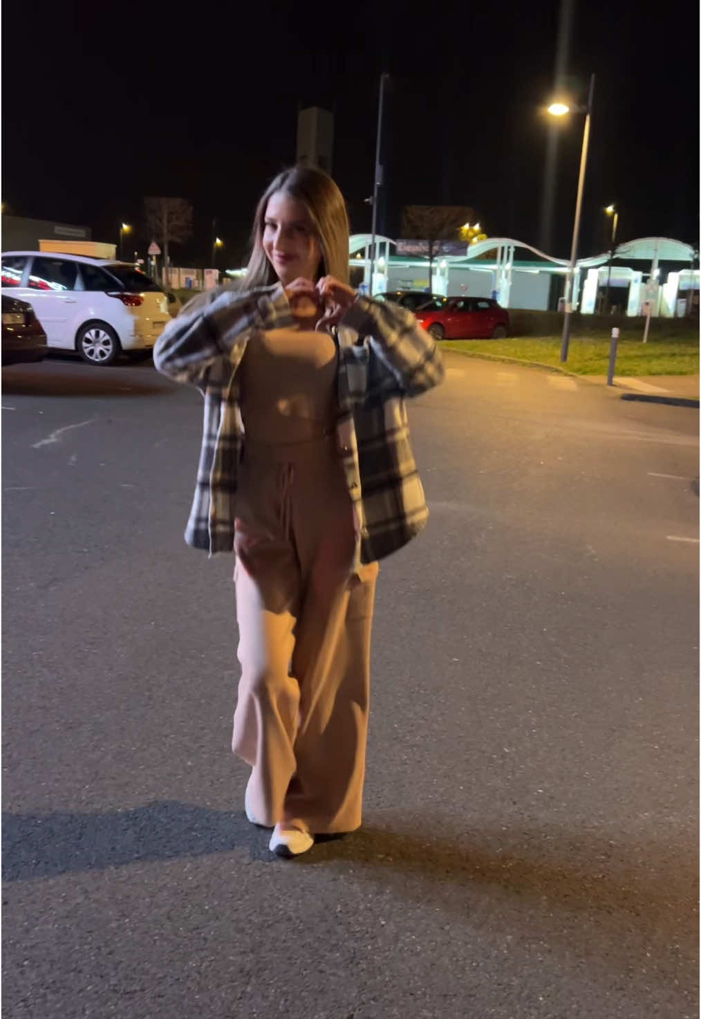 A post by @valeriaroman1996 on TikTok caption: #хочуврекомендацииплизз #CapCut #bambambam @Andrei Duminică  😉