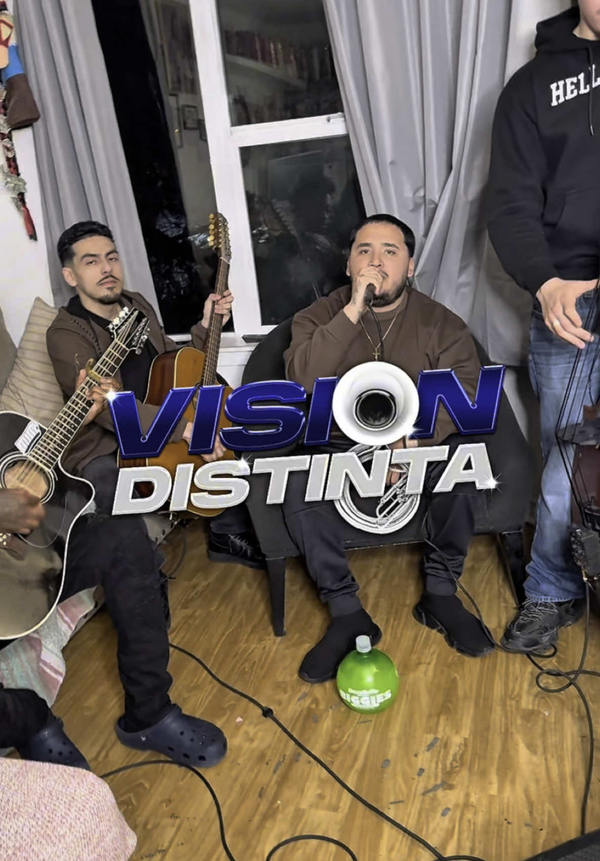 A post by @hbkjemmiel on TikTok caption: La Misma Visión Pero Distinta 🏆🌀 SIGAN LA NUEVA PÁGINA DEL GRUPO @visiondistintaoficial en Instagram #fyp #parati #visiondistinta #hbkjemmiel #bayarea #requinto #corridos #corridostumbados #requintoschingones #tololoche #losencerrones#CapCut 