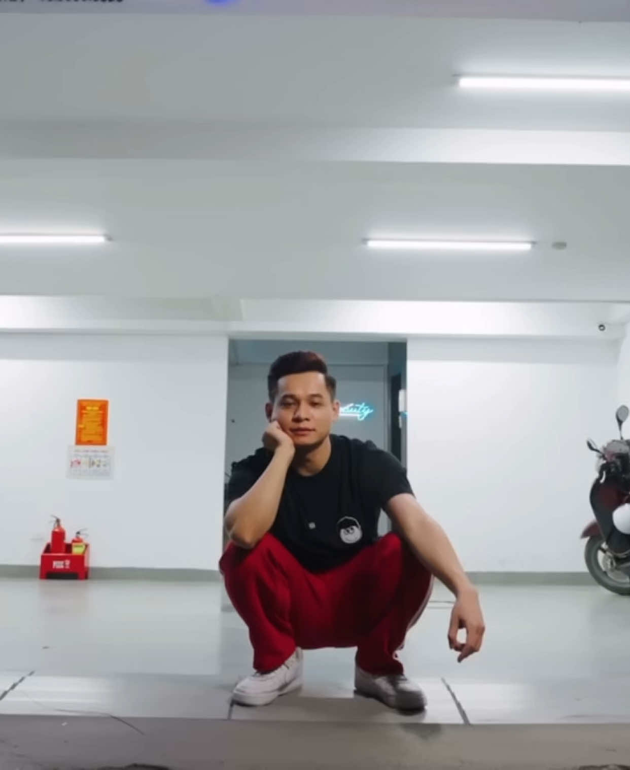 A post by @mixigaming on TikTok caption: Dạo 1 vòng quanh cty Mixigaming #mixigaming 
