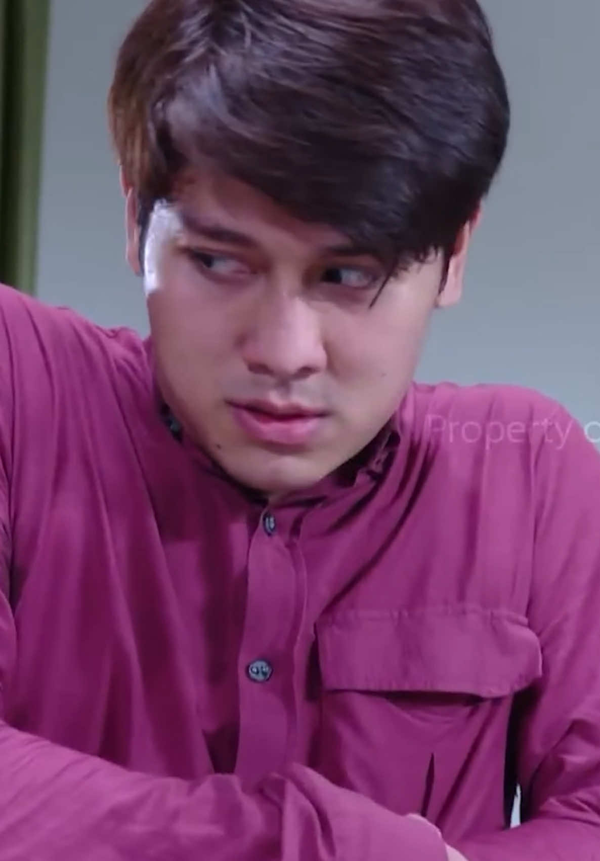 A post by @mrizkybillar on TikTok caption: Main drama susah, tapi main komedi lebih susah menurut gua. Karna selain gimana caranya bikin penonton ketawa, pas take kita sebagai pemain juga kadang2 harus kuat-kuat nahan supaya ga ketawa 🤣😭🙏🏼 apalagi pas improve. . Tonton terus ya “Romansa Kampung Dangdut” setiap hari pukul 04.30 WIB DI @officialrcti