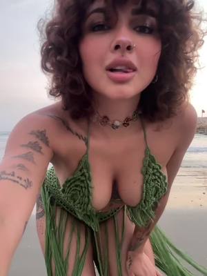 A post by @paulinausuga on TikTok caption: Me queda o no? 🦎💚 #fy 