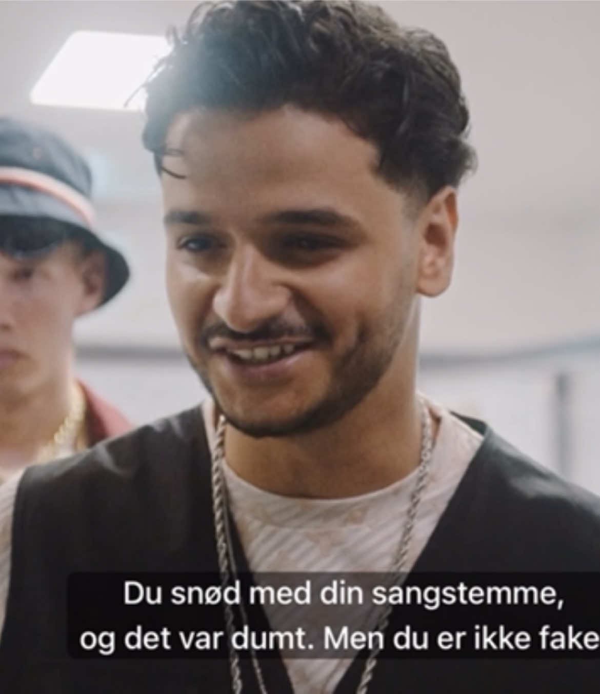 A post by @razioff on TikTok caption: Nu kan du se hele serien  “Alle Kender Kaiser” ude på Dr Ultra #drtv #allekenderkaiser #highwire #Shadezz #drultra 