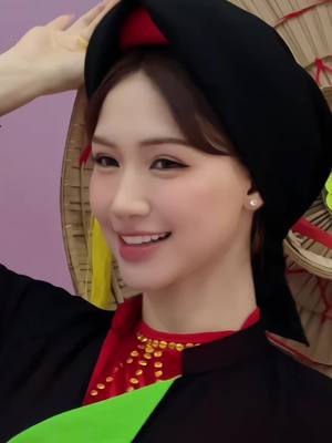 A post by @hoaminzy_hoadambut on TikTok caption: Cho e hỏi đường pháp lệnh, râu rồng bla bla của e có phải pháp lệnh chảy vào miệng ko ạaa, cứ hay xem mấy trang phong thuỷ mà hoang mang kaka 