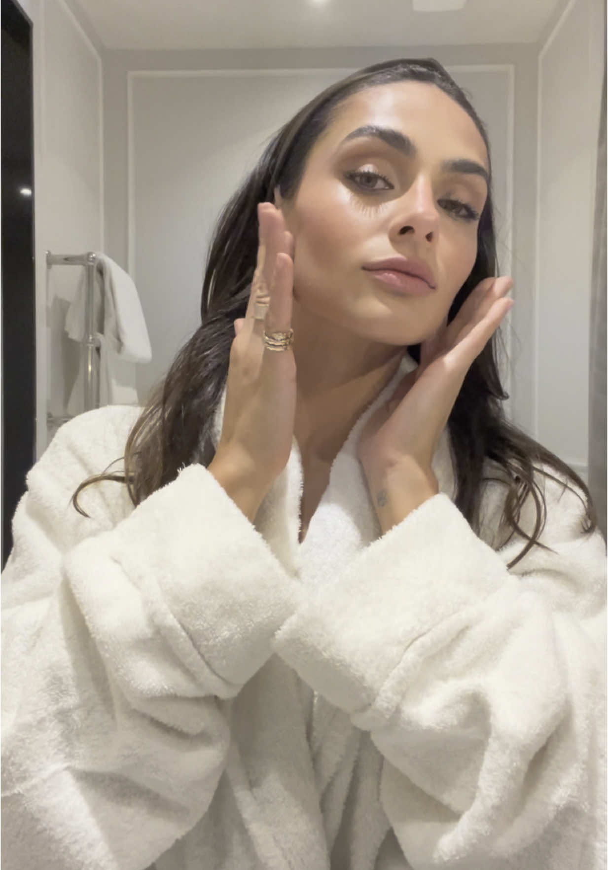 A post by @rennotni on TikTok caption: Make up rápido y natural para una noche en Madrid. 