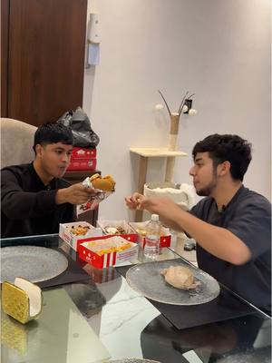 A post by @joslum on TikTok caption: Le gané con las papas 🤩 #messyfries 