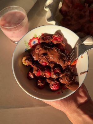 A post by @bulatbeq on TikTok caption: клубника правит миром | не забудьте сохранить и подписаться💕 #десерт #рецепт #булатбек #вкусно #клубника 