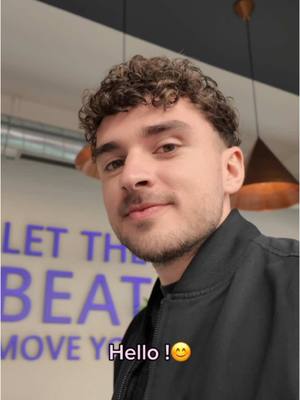 A post by @tonyczh on TikTok caption: Je donne une rose dans une salle de sport 🌹