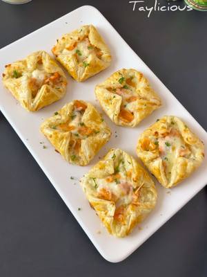 A post by @tay_liicious on TikTok caption: Paniers feuilletés au saumon fumé et mozzarella  ✨ Ingrédients : 1 pâte feuilletée (de préférence rectangulaire) Saumon fumé 🍣 1 Pomme de terre 🥔  Mozzarella râpée 🧀  Crème fraîche 🥛  1 càc de moutarde 1 jaune d’œuf + lait pour la dorure 🥚🥛  1. Dans un bol, mélangez la crème fraîche avec la moutarde, l’épice Plein Sud et le poivre 2. Coupez le saumon fumé en petits morceaux. Épluchez la pomme de terre et la coupez en petits cubes 3. Déroulez la pâte feuilletée. Si elle est ronde, découpez la en six carrés de taille égale (idéalement, utilisez une pâte rectangulaire pour éviter cette étape) 4. Déposez une cuillère de crème assaisonnée au centre de chaque carré 5. Ajoutez les morceaux de saumon fumé et parsemez de mozzarella râpée 6. Déposez une petite noisette de crème fraîche sur le dessus 7. Repliez les coins des carrés vers l’intérieur, sans les faire se toucher 8. Mélangez le jaune d’œuf avec le lait, puis badigeonnez les feuilletés avec ce mélange 9. Enfournez à 180° pendant 20 à 25 minutes, jusqu’à ce que les feuilletés soient bien dorés et croustillants #patefeuilletee #saumonfumé #fromage #recettefacile #recette #ramadan #tayliicious #ideerecetteramadan #recetteramadan #pommesdeterre 