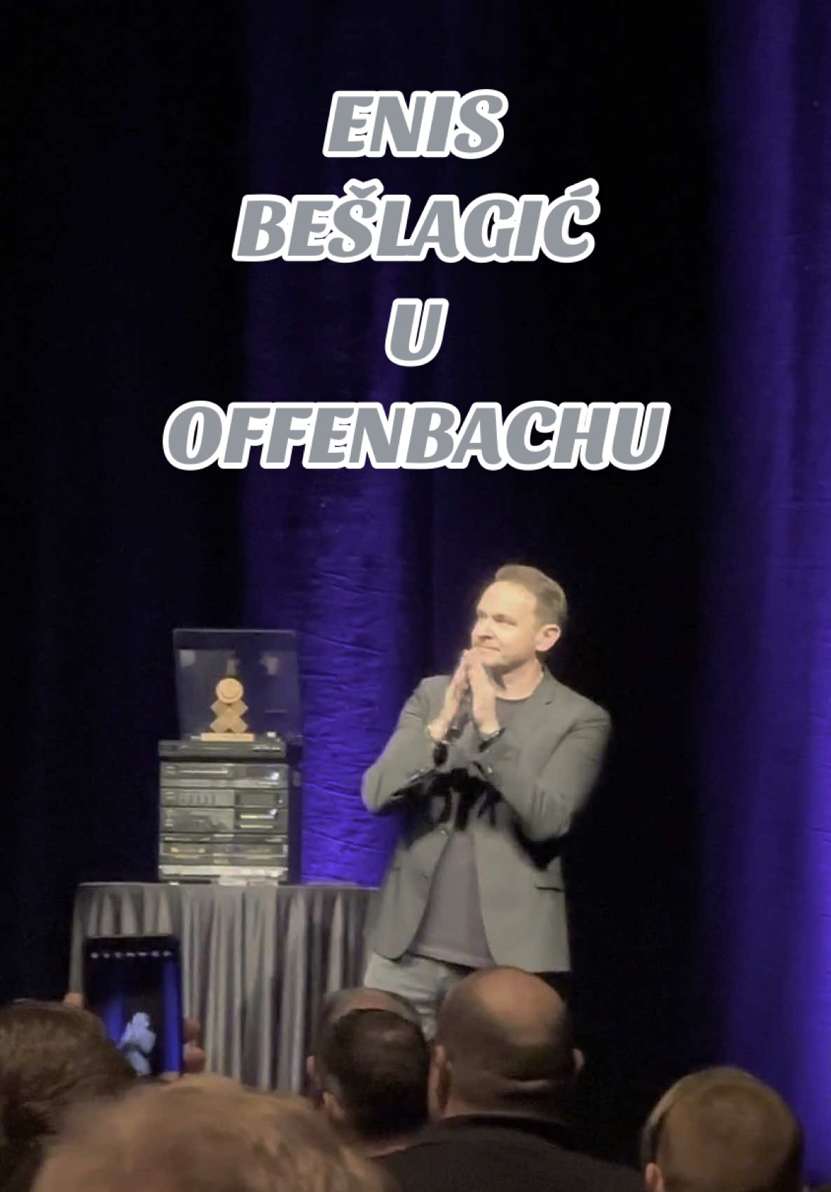 A post by @kuhati.offiziell on TikTok caption: Ramazan-VLOG - Nastup Enisa Bešlagića u Offenbachu 🎉 #enisbeslagic #comedy #actor #offenbach #glumac #komicar #ramadan2025 #Ramadan #kuhati #kochenmitkima  @Enis Bešlagić jedini pravi 