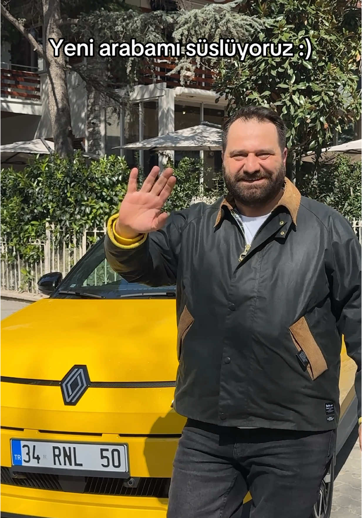 A post by @gokhanunverben on TikTok caption: Belki ilk arabamız değil ama ilk aşkımız Renault 5 efsanesi geri dönüyor. Hem de ne dönüş. Tasarımı, teknolojisi, dikkat çekici renkleri (cadde de herkes dönüp dönüp baktı insan bi mutlu oluyor 😂😂) ve tabiki %100 elektrikli olmasıyla bizi bizden aldı şu an arabayı paylaşamıyoruz😂😂😂 #renault5 #ETech #R5isBack @Renault Türkiye #işbirliği