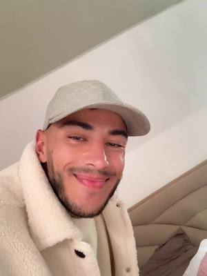 A post by @illyeskays on TikTok caption: Ma petite pitchoune sur 3 pattes! 🐾  25€ offert avec le code ILLYESKAYS25 chez la mutuelle Barkibu 🐱🐶 Publiicité
