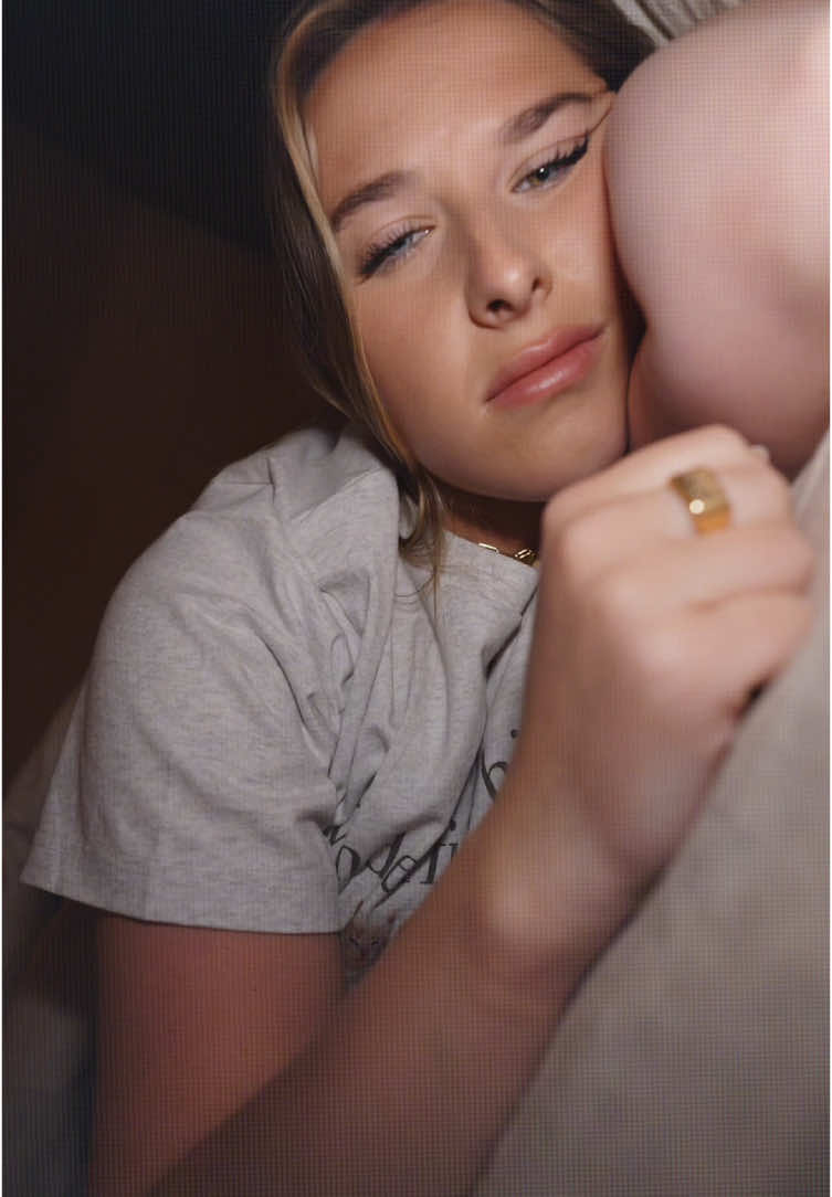 A post by @helena_blly on TikTok caption: J’dors plus la nuit, Ça me fait tourner la tête, Mélatonine mon amie, Et y’a Brigitte qui s’inquiète 💤 #tiktokmusic 