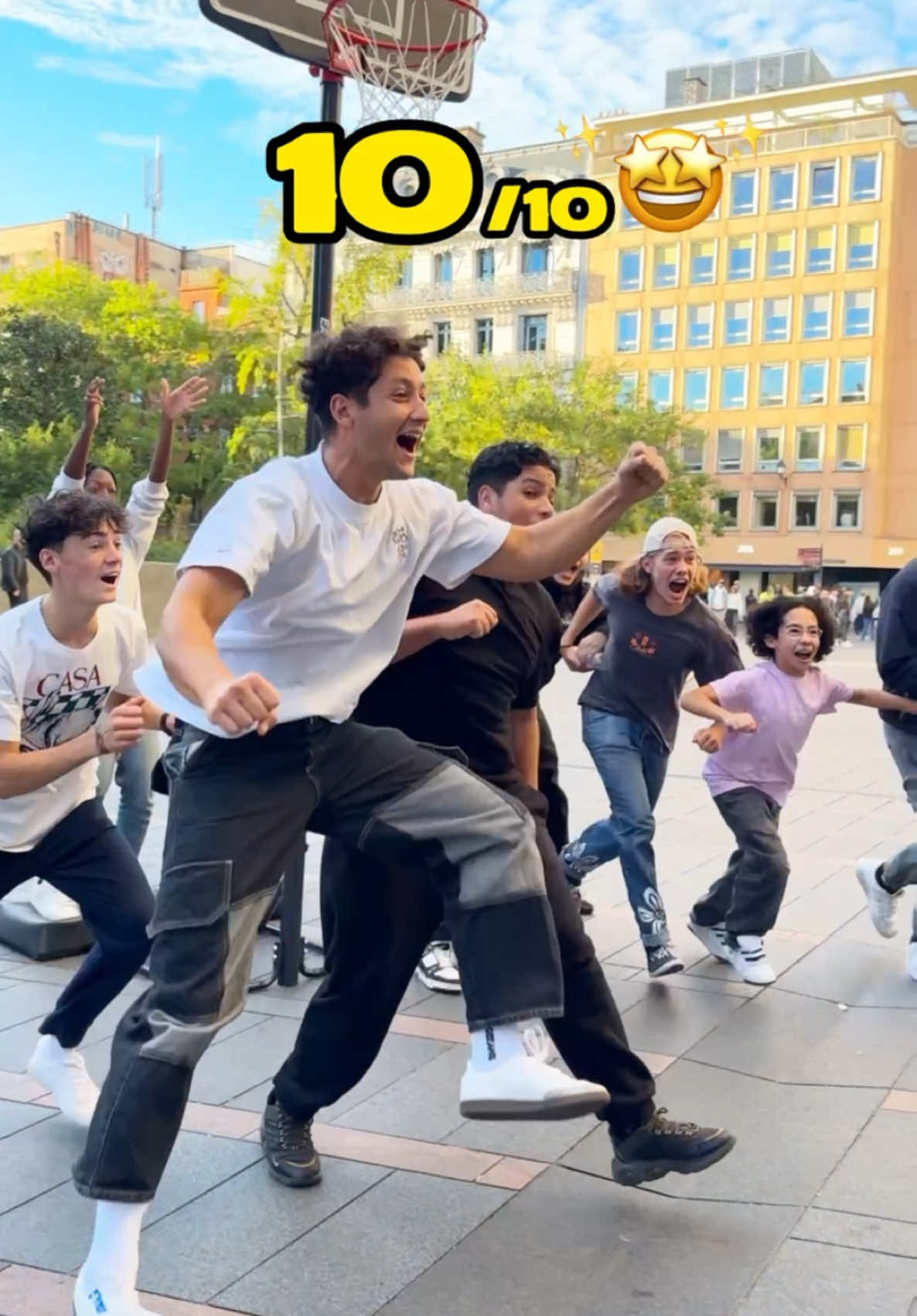 A post by @tuvok12 on TikTok caption: She was sooo surprised !! 🤩#foryou #reaction #basketball 