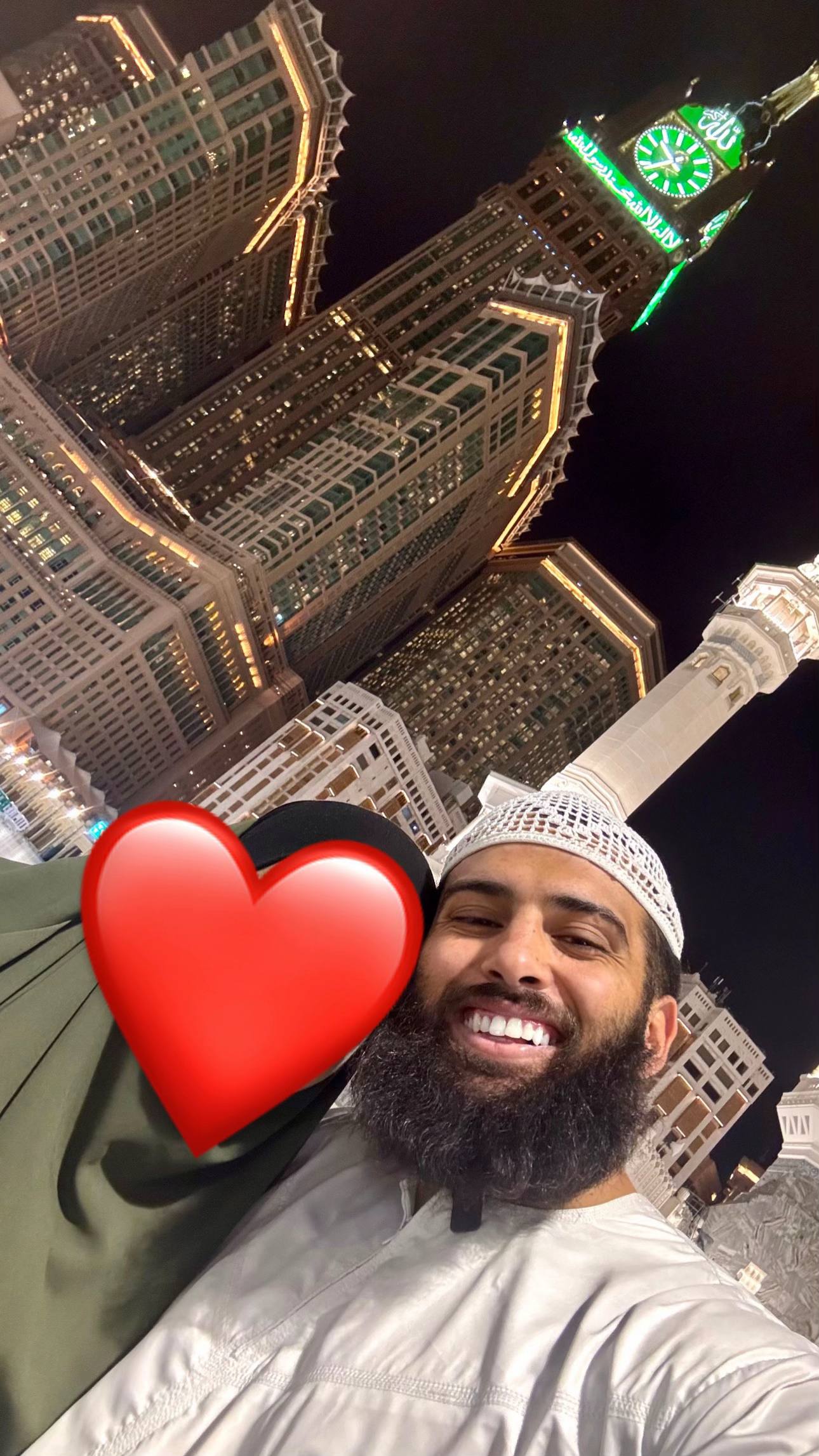 A post by @by_walid on TikTok caption: ✨ Alhamdulillah, j’ai eu la bénédiction de partir à la Omra avec ma maman 🕋❤️. Un voyage inoubliable qu’Allah nous a permis d’accomplir ! J’ai pris le temps de vous préparer une vidéo ultra détaillée 🎥 pour vous guider pas à pas dans cet acte d’adoration, avec toutes les étapes et mes meilleures astuces 📝🔥. 🚀 Mieux vaut-il partir avec une agence ou organiser son voyage en solo ? Je réponds à cette question et bien plus encore dans ma première vidéo YouTube ! 📺✨ 📌 Le lien est dans ma bio, allez checker ! 👀✅