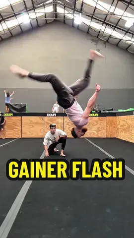 A post by @alex_destreza on TikTok caption: Entrenamiento para Gainer Flash con mi Gym Bro 💪❤️ #Gainer #Tutorial #TikTokDeportes #parkour #gym 