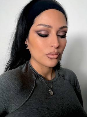 A post by @lora.arellano on TikTok caption: Cut crease love 🐾  #makeupartist #makeuptutorial #latinamakeup #alttok #smokedeyeliner #altmakeup #smokyeye #fentybeauty #neutrallipcombo #cutcrease #fyp #foryoupage 