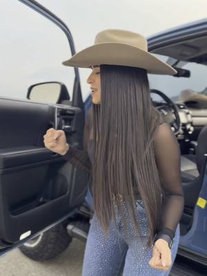 A post by @danielamonsalve082 on TikTok caption: La calle es del que la vive, no del que la anda contando 🤠 Viva México 🇲🇽🔥 #fyp #foryo #viral_video #paraty #danielamonsalve #colombia #venezuela #mexico #vivamexico #hadrian #corridos #musicaparaestados 