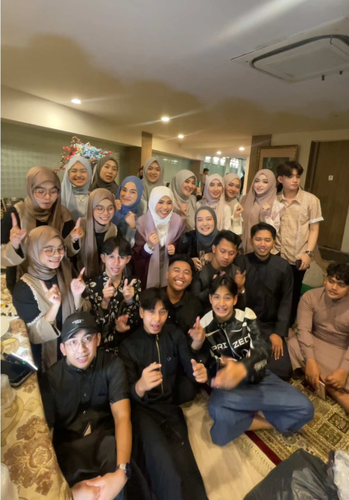 A post by @dddkembar on TikTok caption: Bukber bareng sound nona ambun #fyp #xyzbca #ViralDiTiktok 