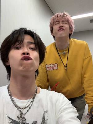 A post by @com.yamato0515 on TikTok caption: どうも横浜アリーナで漫才をやることが決まった初期メンコンビです🕺🏻#コムドット #初期メン #buddy 