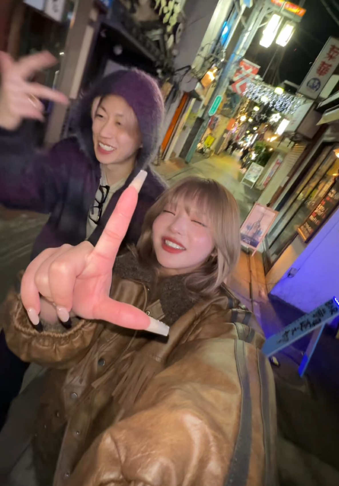 A post by @com.yuta0305 on TikTok caption: LiLiと中野はしご酒🍻 これ外カメなんだけど撮るのうめえな @LiLi  #コムドット #コムドットゆうた 