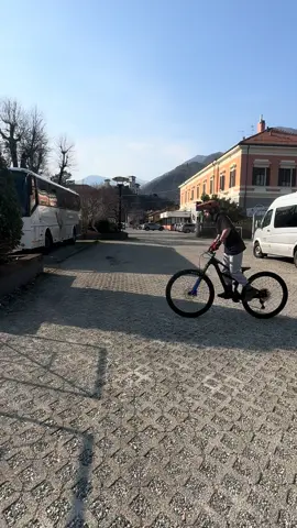 A post by @nick_casella18 on TikTok caption: Finally the new frame! 😎 #enjoytheride #onealriders #onealracing #bike #biketrial #streettrial #trial #mtb #brave7 #akaso #teamakaso #actioncamera @CorkiCycles @O’NEAL Racing @All Mountain Style @Buds.sports @Cannondale Bicycles 