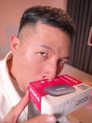 A post by @haiichieu on TikTok caption: Mình đã độ thêm 1TB cho iPhone của mình như thế nào !?? #haiichieu #LearnOnTikTok #schannel  #KIOXIA #SSDdiđộng 