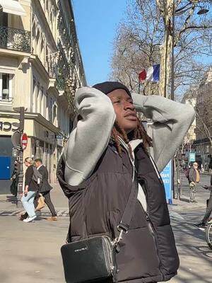 A post by @tmacrush_officiel on TikTok caption: Met vue si ta vue le drapeau derrière moi 👀🤭
