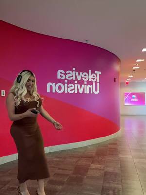 A post by @soywendyguevaraoficial on TikTok caption: Una tarde de trabajo normal, 🙂🤣y hoy me acompañó mi amigo @David medina #televisaunivision #viral_video #amigos #miamibeach #cdmx🇲🇽 #anxiety 