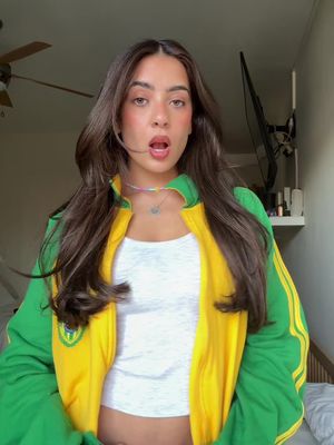 A post by @sabyhidalgo on TikTok caption: Trends Brasileños 🤝🏼 Yo 