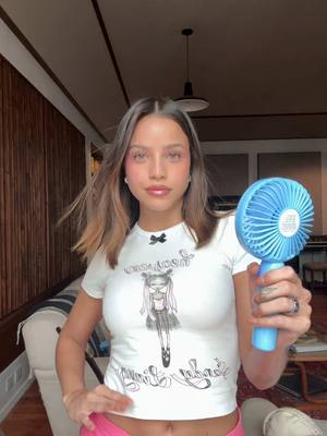 A post by @emiliamernes on TikTok caption: quiero mojaaarme, con tus labios sabor a caramelo 🫦 🫢🧊 