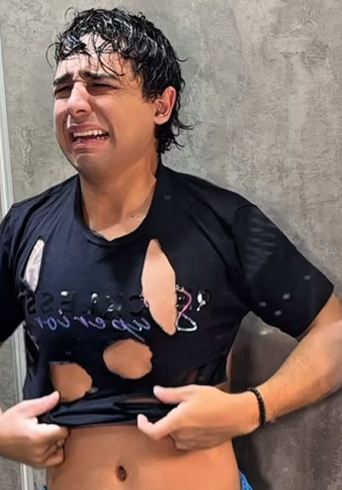 A post by @elmaxz_ on TikTok caption: Mi hermano es un vagabundo!??🤣 #filmora #madewithfilmora #filmora14 