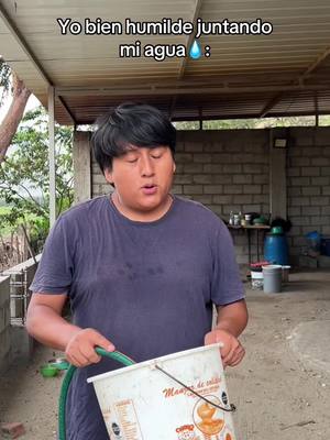A post by @sibenitoo on TikTok caption: Yo bien humilde pero mi vecina no apoya jajaja, Ella da más por su FAMILIA con @Rotoplas Perú  #sibenito #rotoplas #humor 