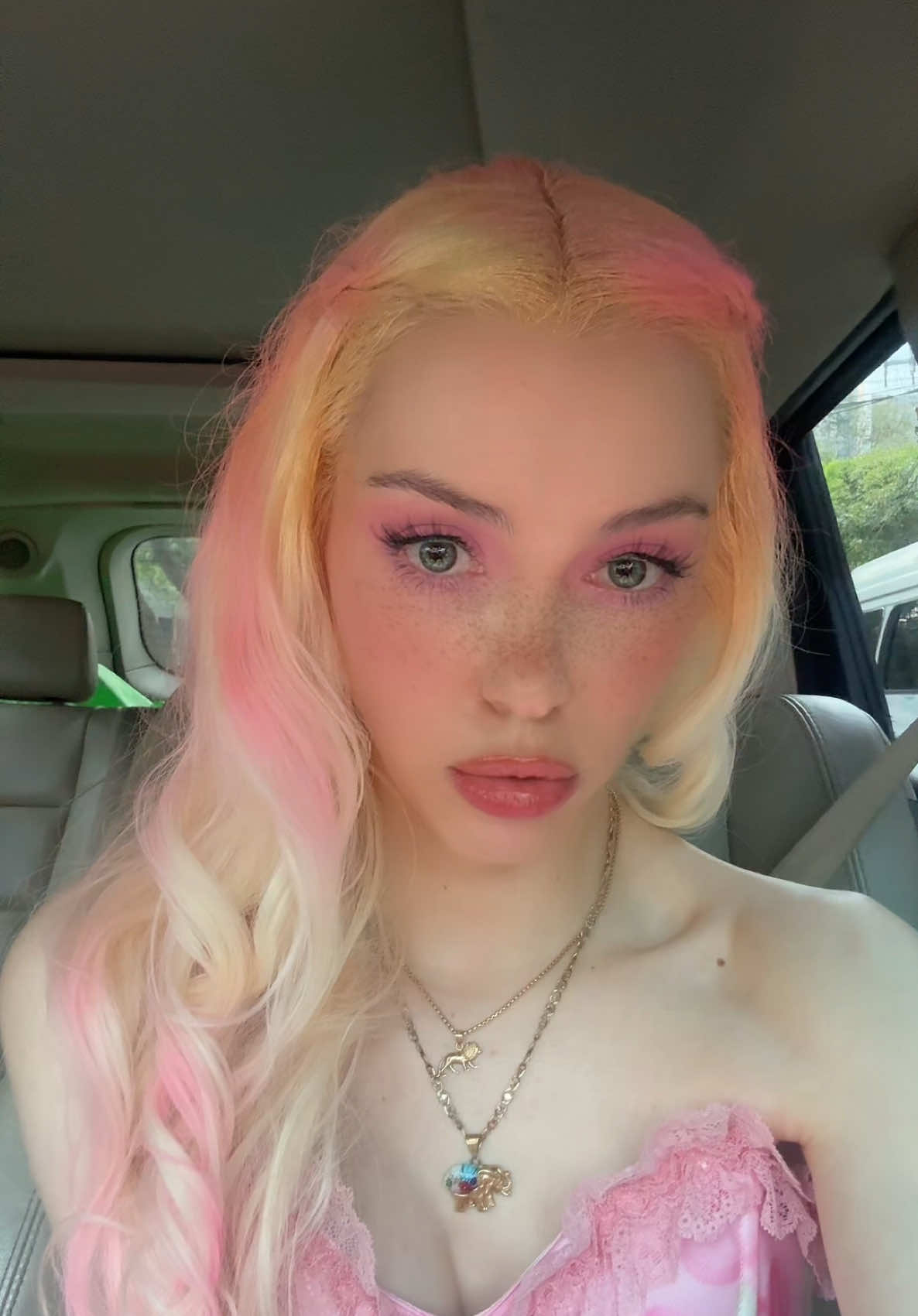 A post by @nagibeabbud on TikTok caption: @foriu.glam 🩷💗🌸