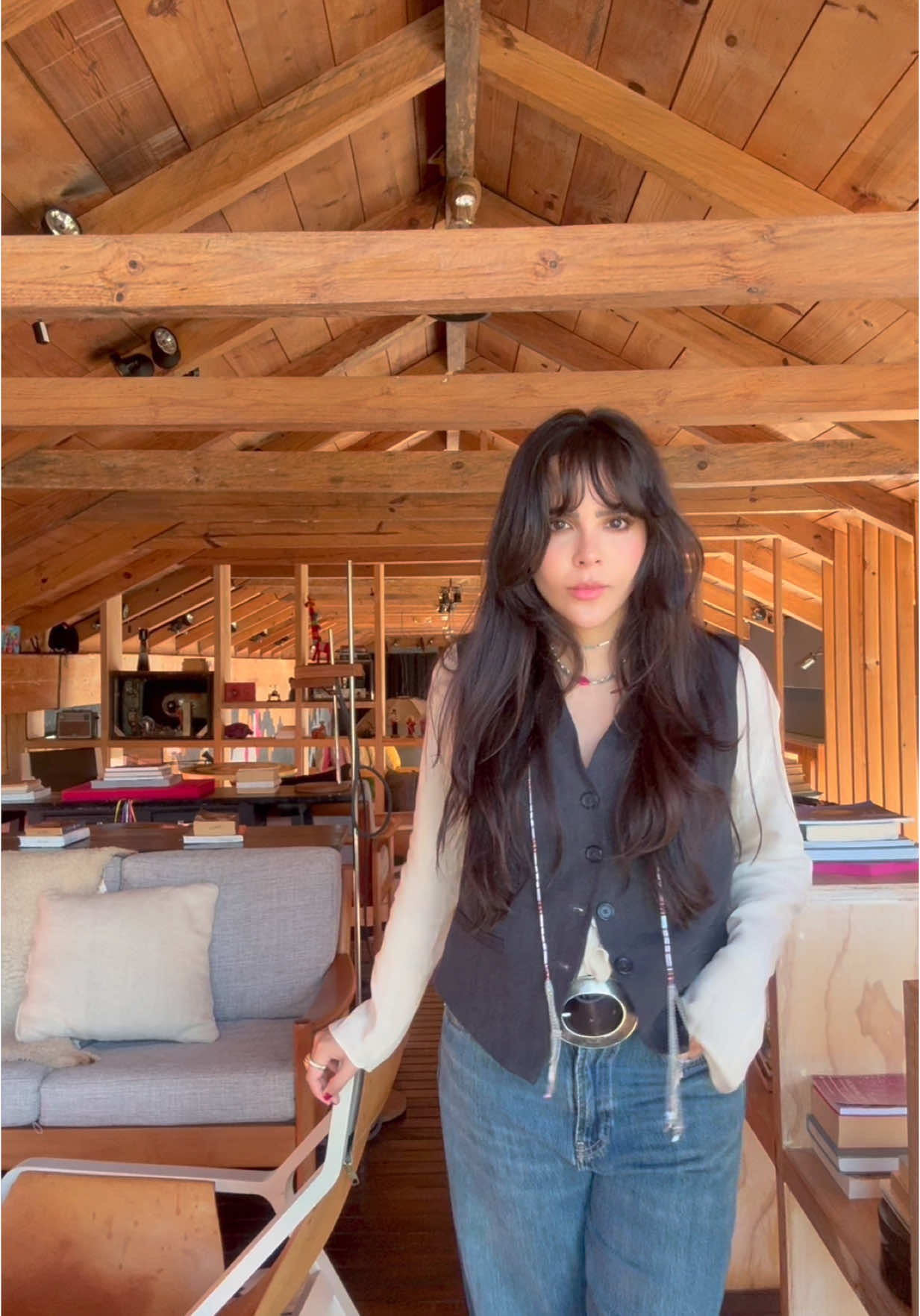 A post by @yuyacst on TikTok caption: Siempre en todos lados menos subiendo las cositas que alberga mi celular.   🌸🌸🌸  