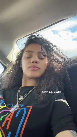 A post by @manuelaaaaa_05 on TikTok caption: BOW BOW BOWWWWW #wlw #fyp 