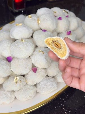 A post by @ounwan_elhadga on TikTok caption: حلويات العيد 2025 😋 الفيديو بالتفاصيل حطيتوا ليكم في قناتي عنوان الحادكة على اليوتيوب 😋 #عنوان_الحادكة #حلوة_رافايلو 