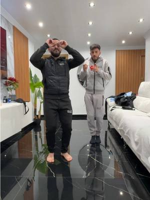 A post by @manueljimenezmjm on TikTok caption: Los saltitos de mi @Juanka Lobato ❤️🤣